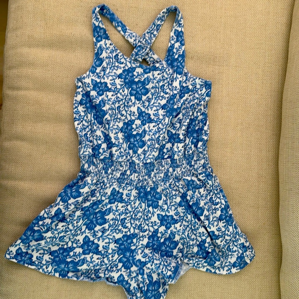 Vineyard Vines girl’s cross back romper, size M 10-12
